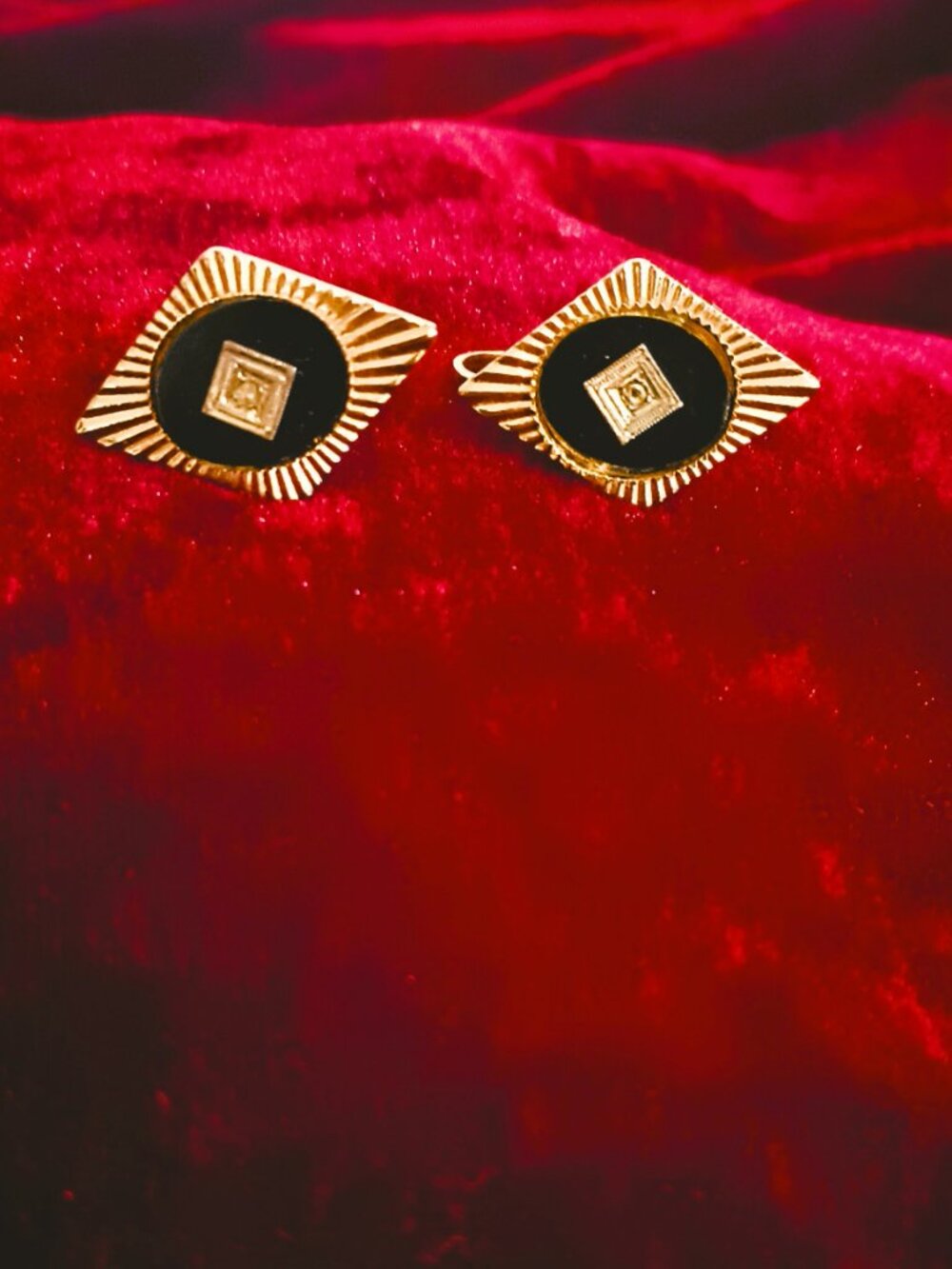 Vintage Ribbed Diamond Shaped Earrings Round Black Cabochon Tiny Stone Clip On